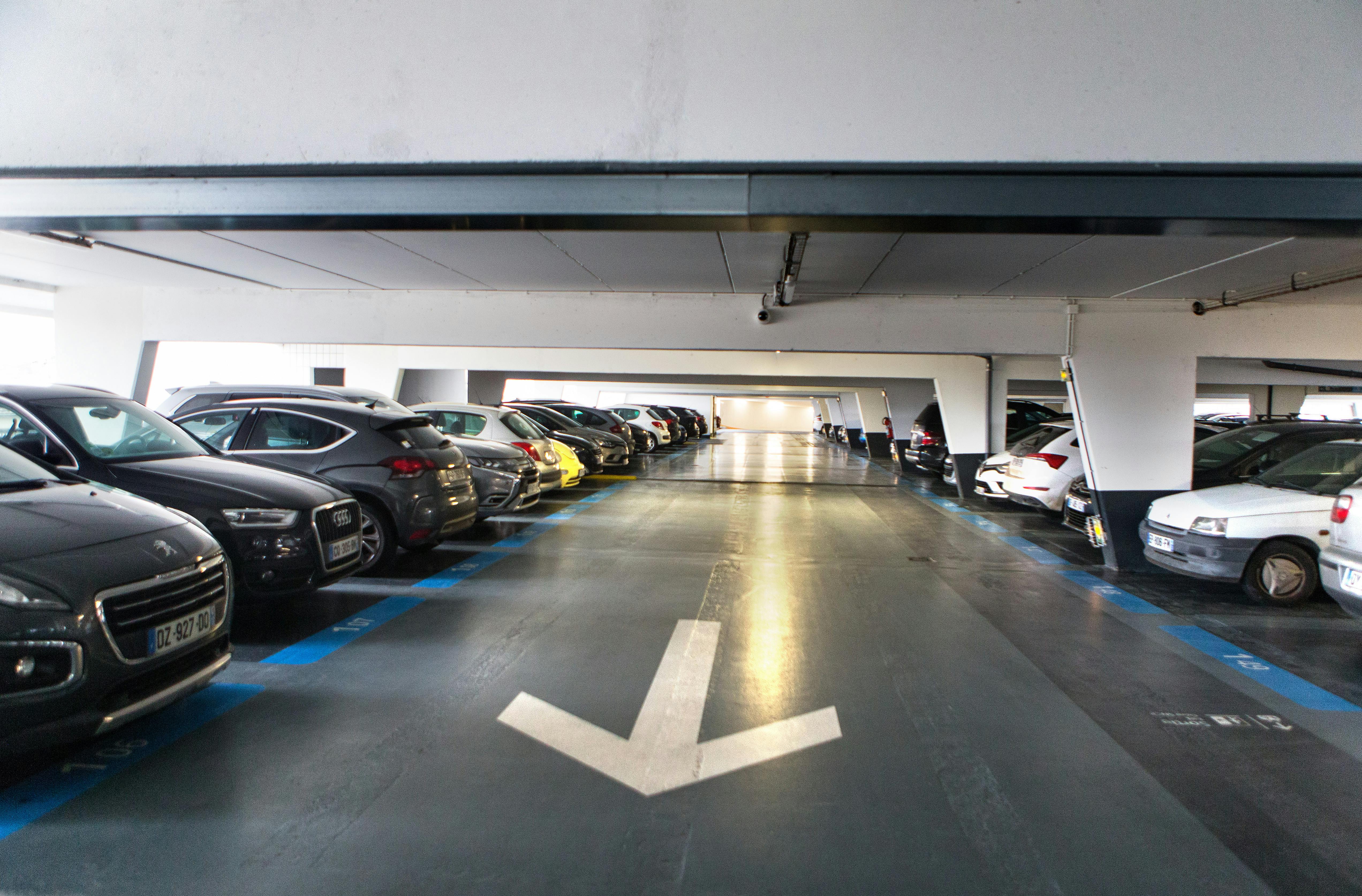 Véhicules stationnés dans un parking en ouvrage