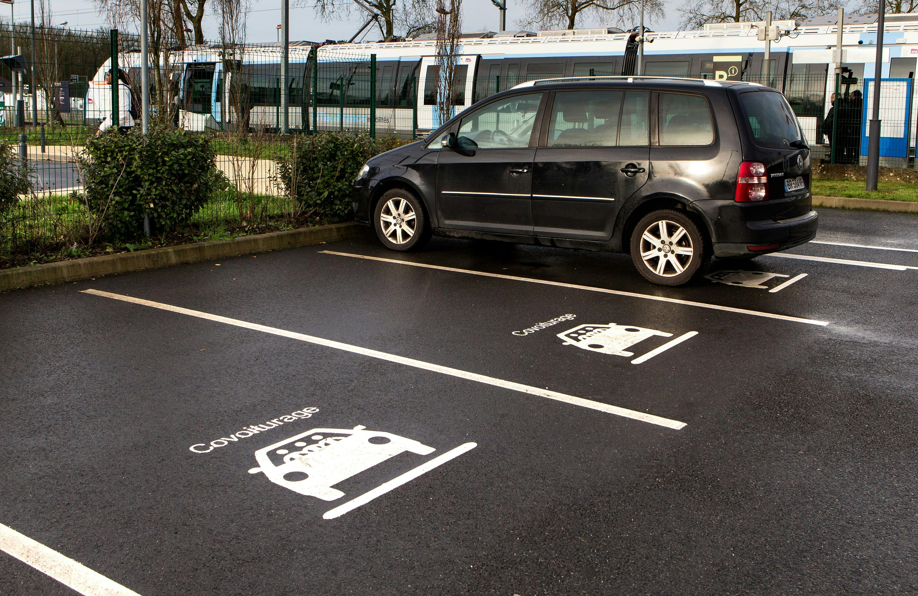 Marquage au sol signalant une place de stationnement réservée au covoiturage sur un Parking Relais