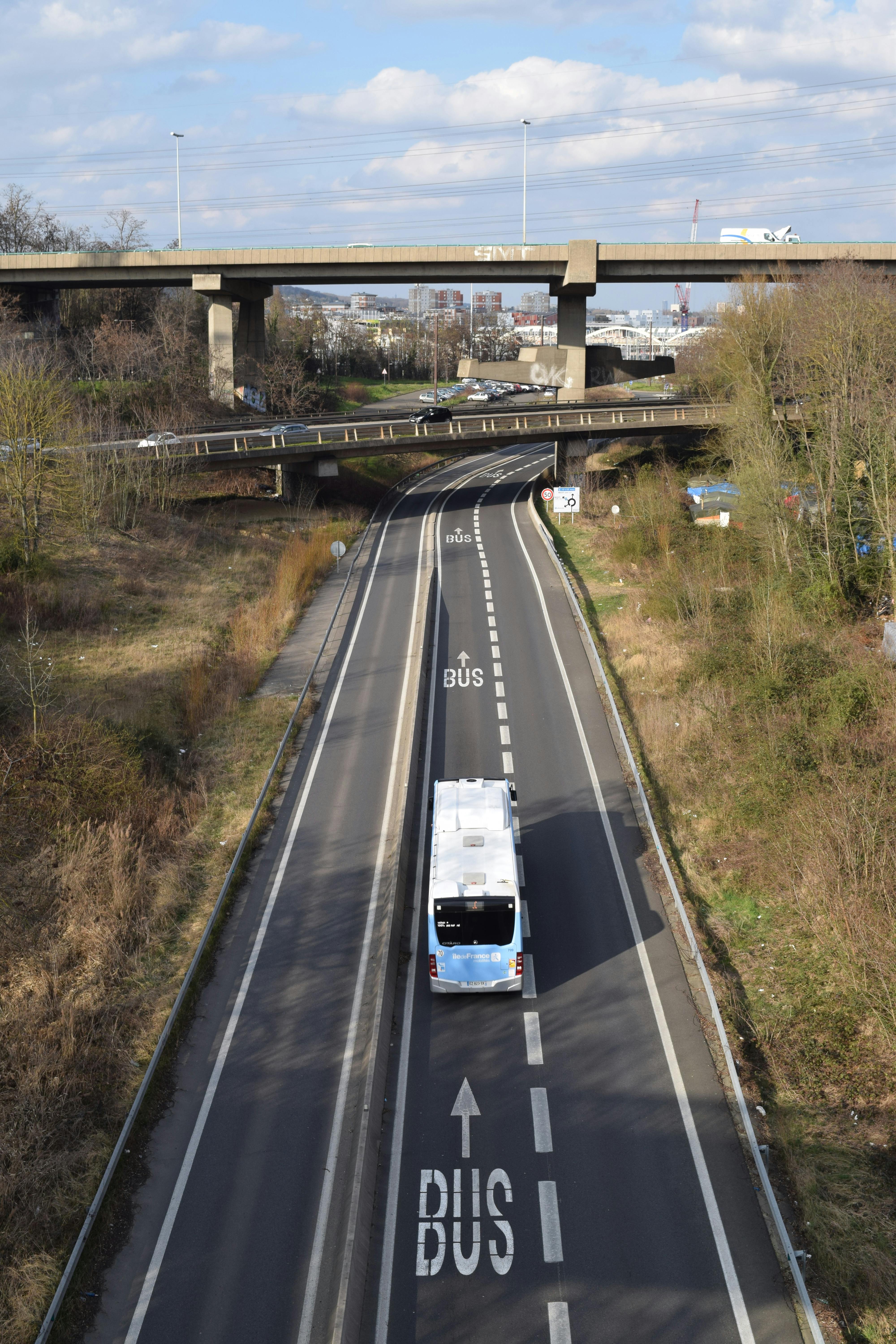 Bus Île-de-France Mobilités roulant sur une voie réservée aux transports en commun aménagée sur une autoroute